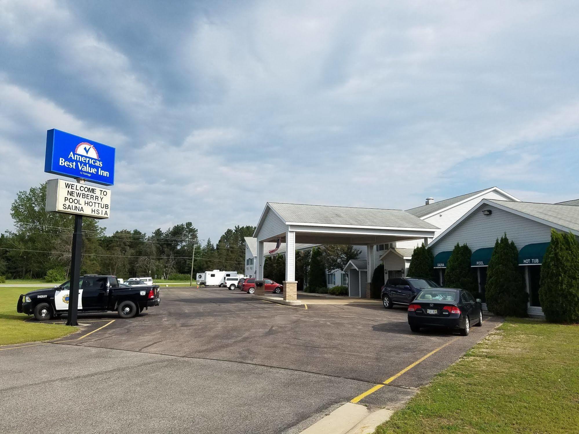 Americas Best Value Inn & Suites - Tahquamenon Country Newberry Exteriér fotografie
